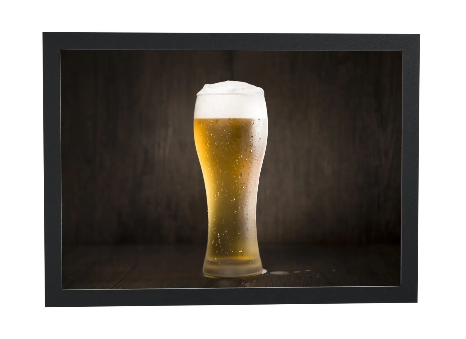 Pôster Copo de cerveja em mesa escura emoldurado