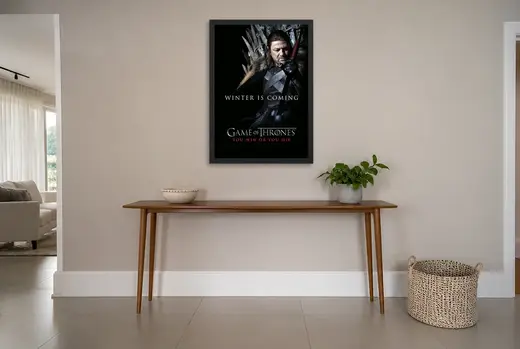 Pôster Game of Thrones (2011): Eddard Stark no trono emoldurado na parede: hall de entrada