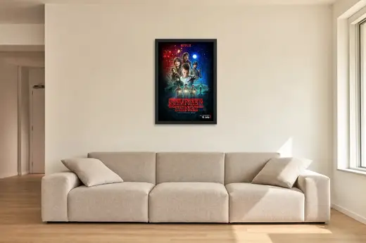 Pôster Stranger Things (2016): grupo em pôster retrô emoldurado na parede: sala de estar ampla