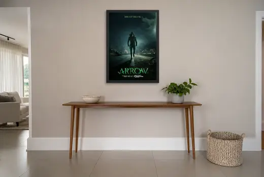 Pôster Arrow (2012): caminhando à noite emoldurado na parede: hall de entrada
